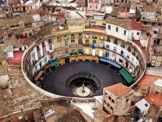 prédio em formato de circulo redondo visto do alto