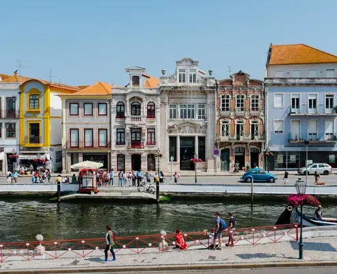Casas em frente a rio na cidade de Porto, Portugal