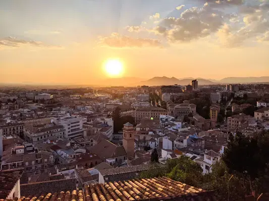 vista do alto do por do sol e abaixo casinhas no tom de branco