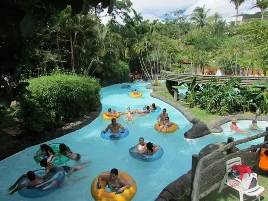 Uma piscina com turistas banhando
