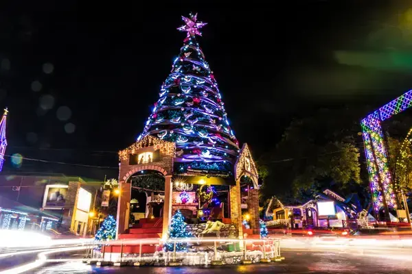 Luzes e decoração de natal na cidade de Gramado