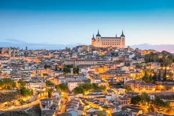 Entardecer em Toledo, com casas da cidade espalhadas pelas colinas