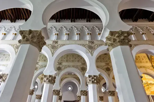 Detalhes da arquitetura da sinagoga de Santa Maria la Blanca, Espanha