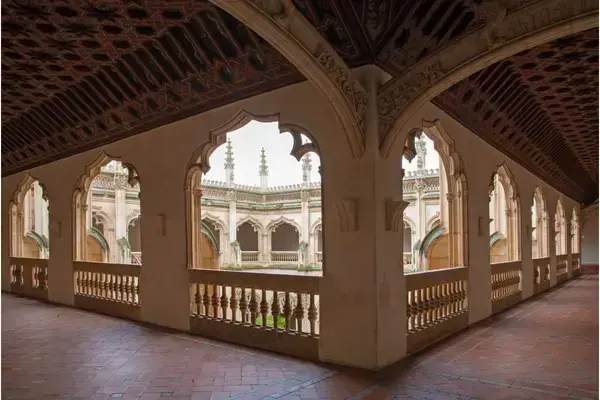Detalhes do Monastério de San Juan de los Reyes, em Toledo, Espanha