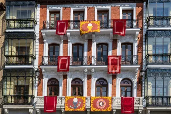 Prédio da Plaza Zocodover, com bandeiras em sua estrutura