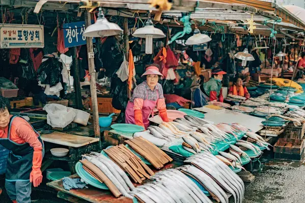 Mulher vendendo no Jagalchi Market, mercado de rua de Busan, Coreia do Sul