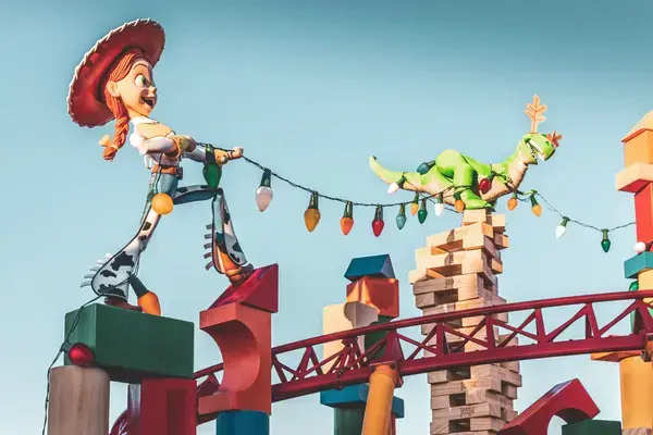 Imagem de uma personagem de Toy Story em formato gigante