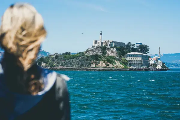 Mulher vendo a Ilha de Alcatraz, em São Francisco, a distância