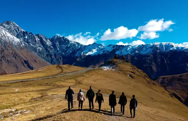 Grupo de pessoas caminhando em montanha