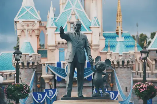 Estátua de Walt Disney e Mickey na Disney