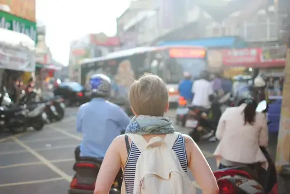 Mulher caminhando a pé em rua movimentada