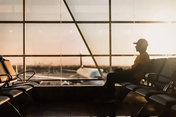 Homem aguardando em aeroporto