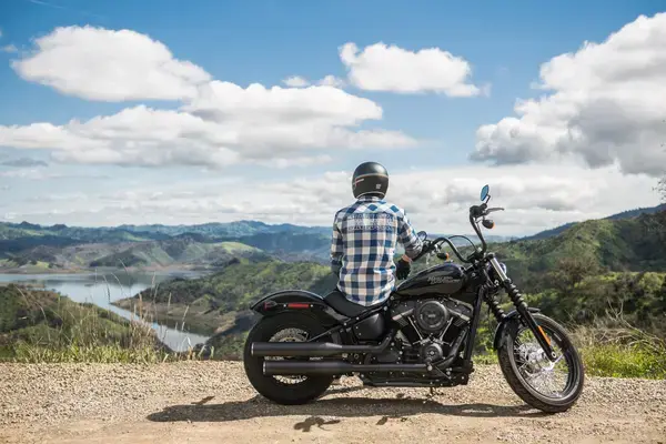Homem sentado em moto observando a vista