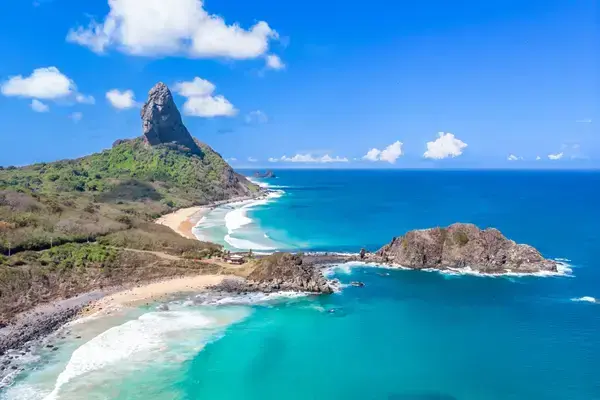 Mar e rochas em Fernando de Noronha