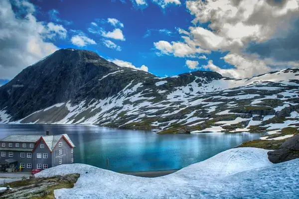 Montanha, lago e neve na Noruega
