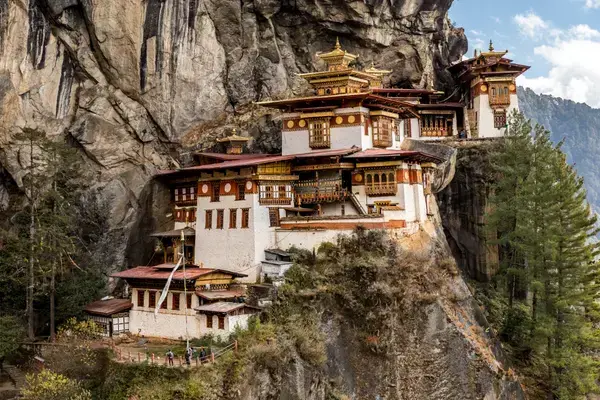 Vista do Paro Taktsang, no Butão, que fica em cima de rochas
