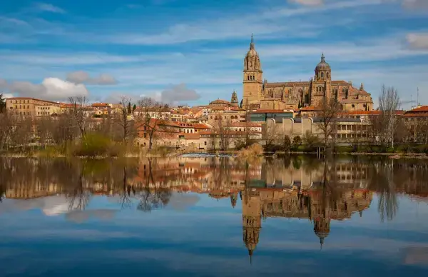 Cidade de Salamanca refletida nas águas do rio