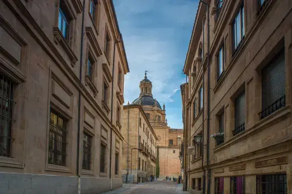 Prédios de Salamanca avistados da rua