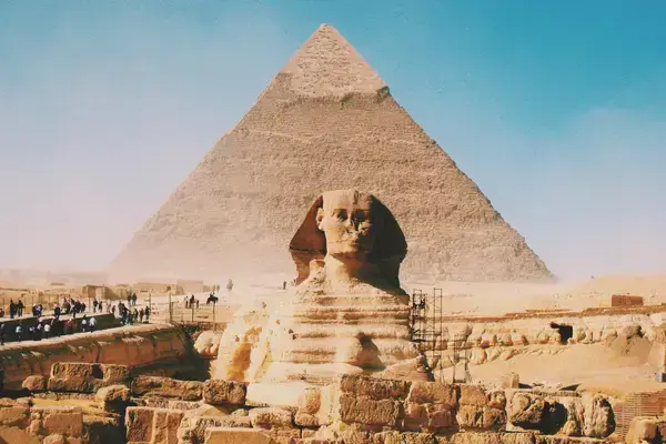 Pirâmide de Gizé e estátua no Egito
