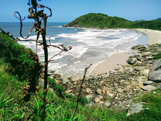 Imagem de uma praia, em Ilha do Mel