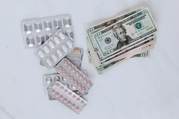 Notas de dólares perto de medicamentos