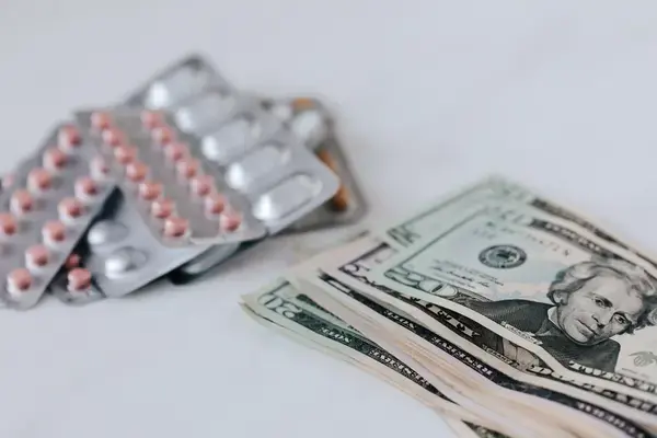 Notas de dólares perto de medicamentos