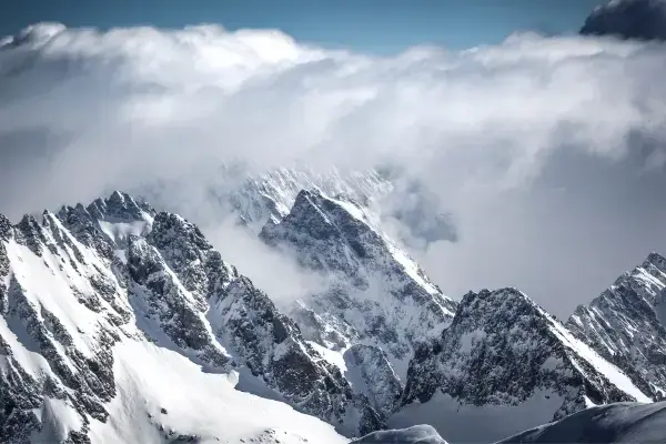 Neve nas montanhas da Cordilheira dos Alpes