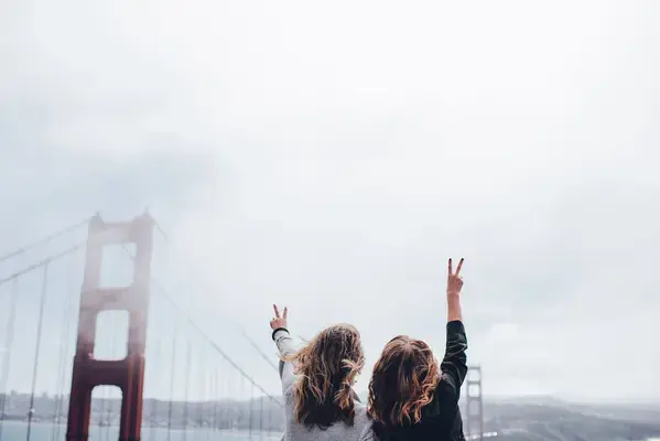 Amigas tirando foto em frente a ponte Golden Gate em São Francisco