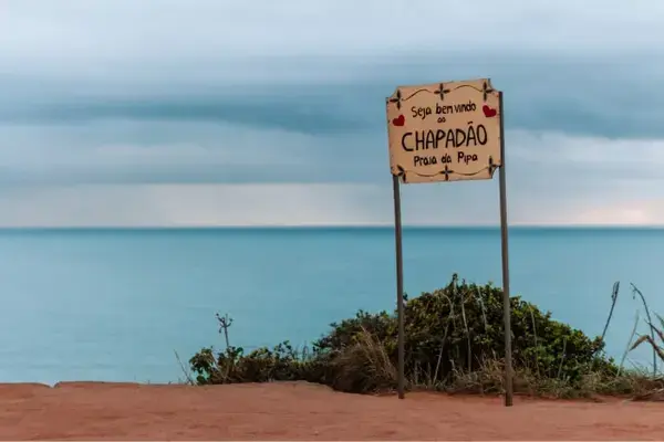 Placa escrito "Bem vindo ao Chapadão" em Pipa, Rio Grande do Norte