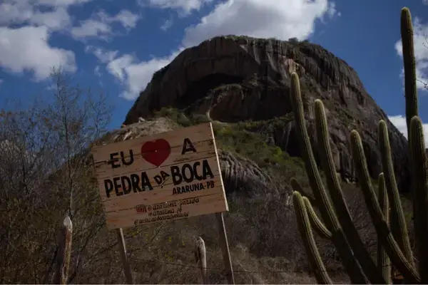 Placa em frente a pico escrito "Eu amo a Pedra da Boca"
