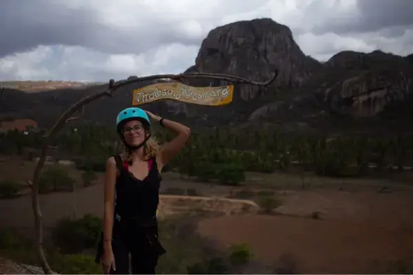 Emilly em frente a Tirolesa Salto do Carcará