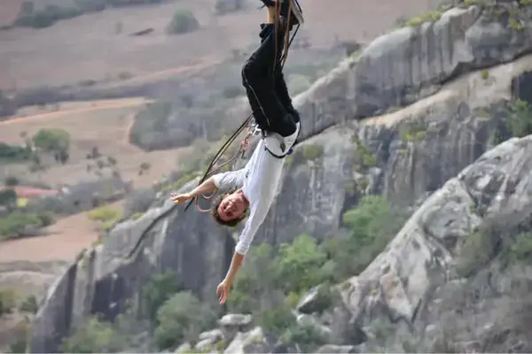 Nel pendurado no pêndulo na Pedra da Boca