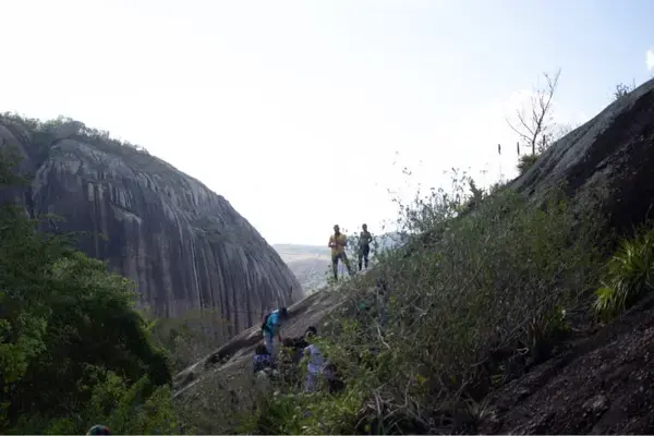 Pessoas escalando a rocha no interior da Paraíba