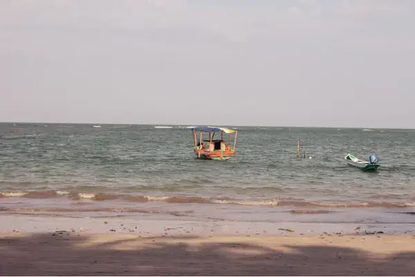 Barco no mar de Boipeba, na Bahia