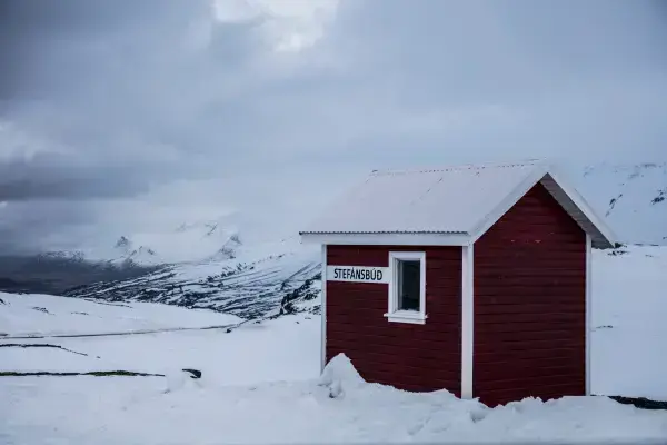 Casa em meio a neve na Islândia