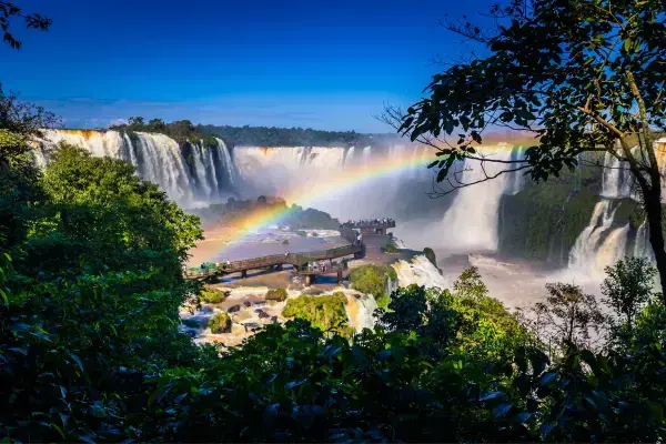 Arco íris em cachoeiras de Foz do Iguaçu