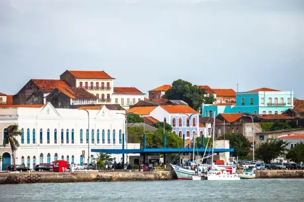Casas, mar e barcos em São Luís, Maranhão