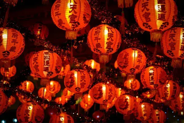 Lanternas na cor vermelha da tradição do Ano Novo Chinês