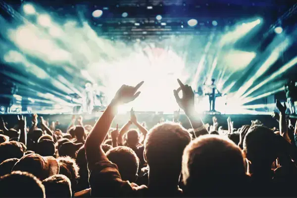 Público vibrando com banda em festival de música