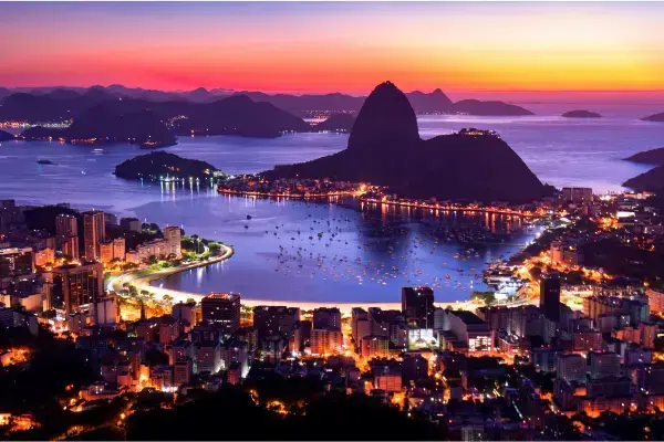 Por do sol com prédios e morros do Rio de Janeiro