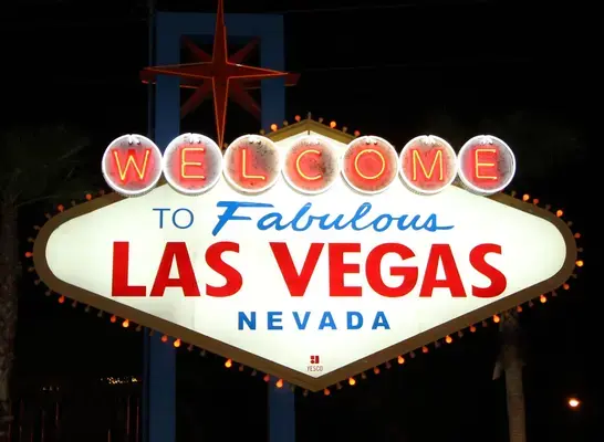 sinalização de boas vindas a las vegas sob o céu escuro estrelado