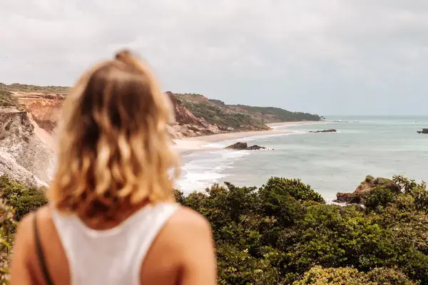 Emilly vendo o mar na Paraíba