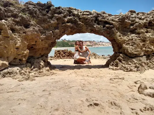 Emilly e Nel na pedra do amor na Praia do Amor na Paraíba