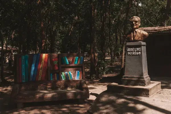 Estátua de José Lins do Rego em parque no Farol de Cabo Branco em João Pessoa, Paraíba