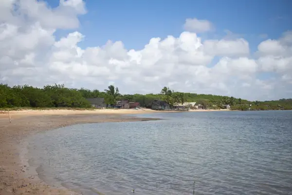 Encontro do rio com o mar na Barra do Gramame na Paraíba