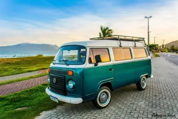 kombi verde parada sob o por do sol