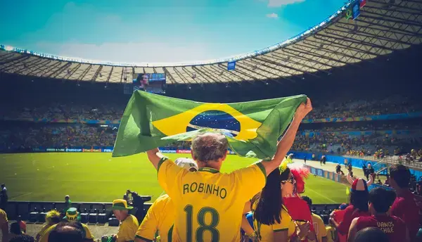 um torcedor com a camisa do brasil