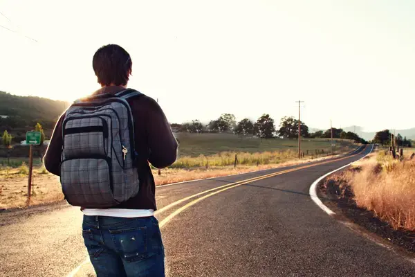 um homem em uma estrada