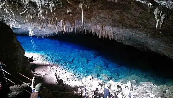 gruta com o tom da água azul turquesa