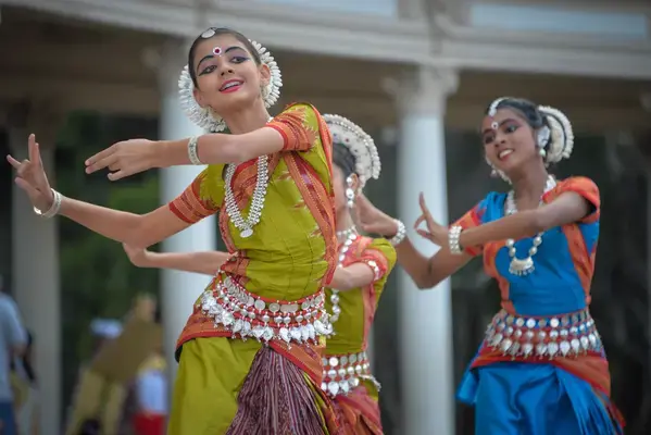 Meninas fazendo dança típica indiana